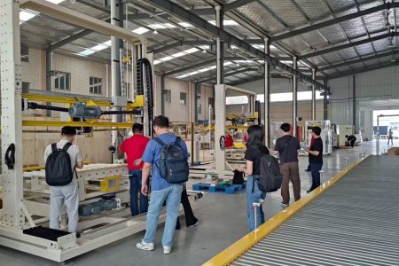 New energy customers to visit our factory